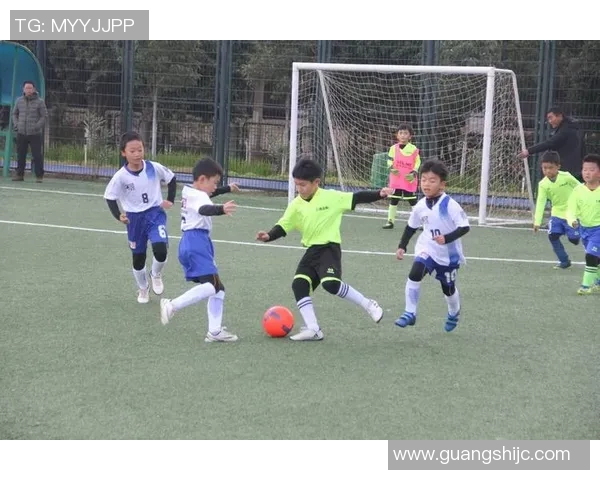 在家里踢足球的乐趣与亲子互动的完美结合