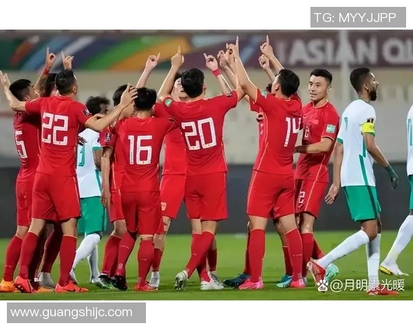 国内足球球迷热情高涨球场文化与社交活动的融合探讨