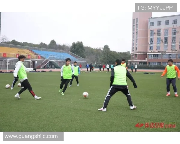 激烈对决在绿茵场上足球赛中的团队精神与个人魅力的完美结合 激烈对决在绿茵场上足球赛中的团队精神与个人魅力的完美结合